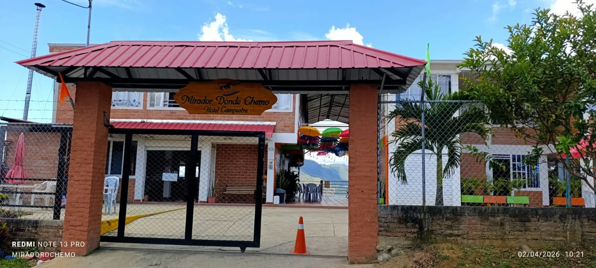 Entrada del Hotel Mirador Donde Chemo en La Toma, punto de pago autorizado de Integral SEEC