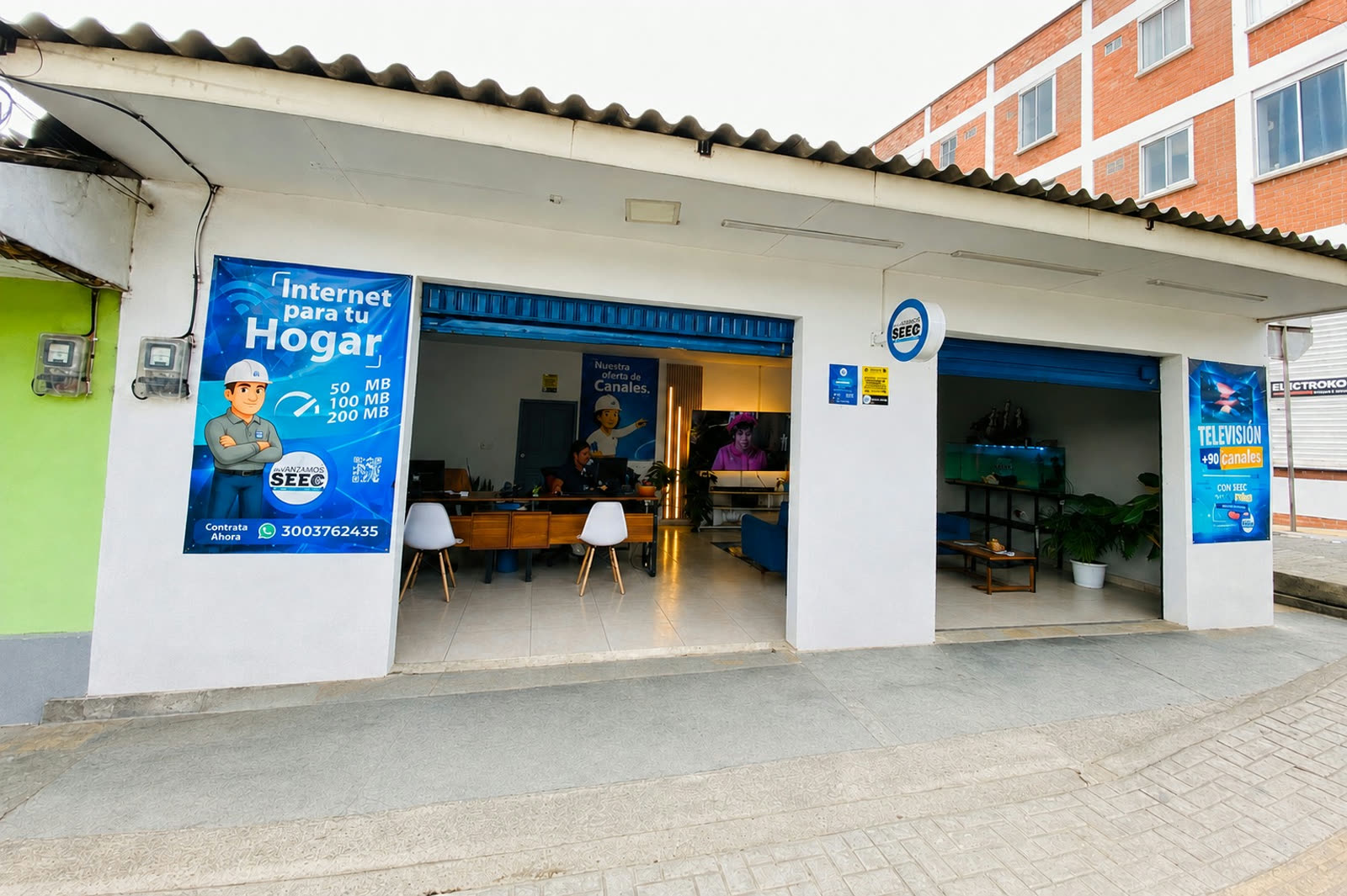 Fachada del punto de pago y oficina de Integral SEEC en Piendamó, Cauca, con aviso azul de Punto de Pago Autorizado